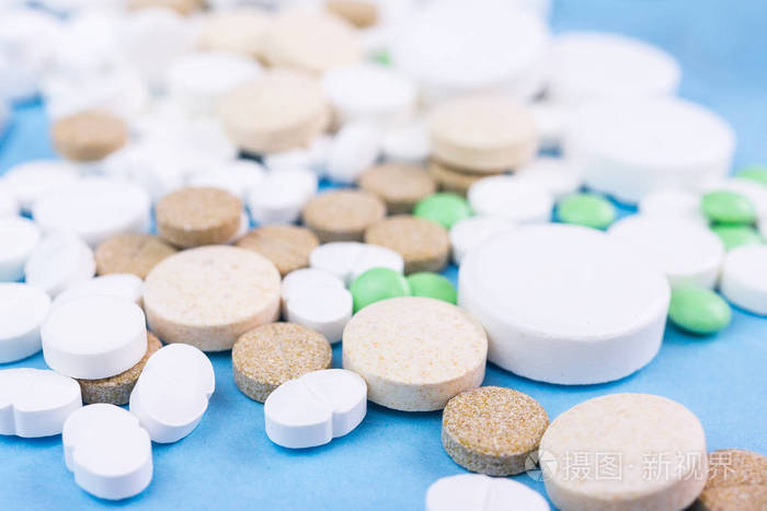 藍(lán)色背景下的醫(yī)藥劑型藝術(shù) 藥丸、片劑、膠囊與栓劑的商業(yè)影像呈現(xiàn)